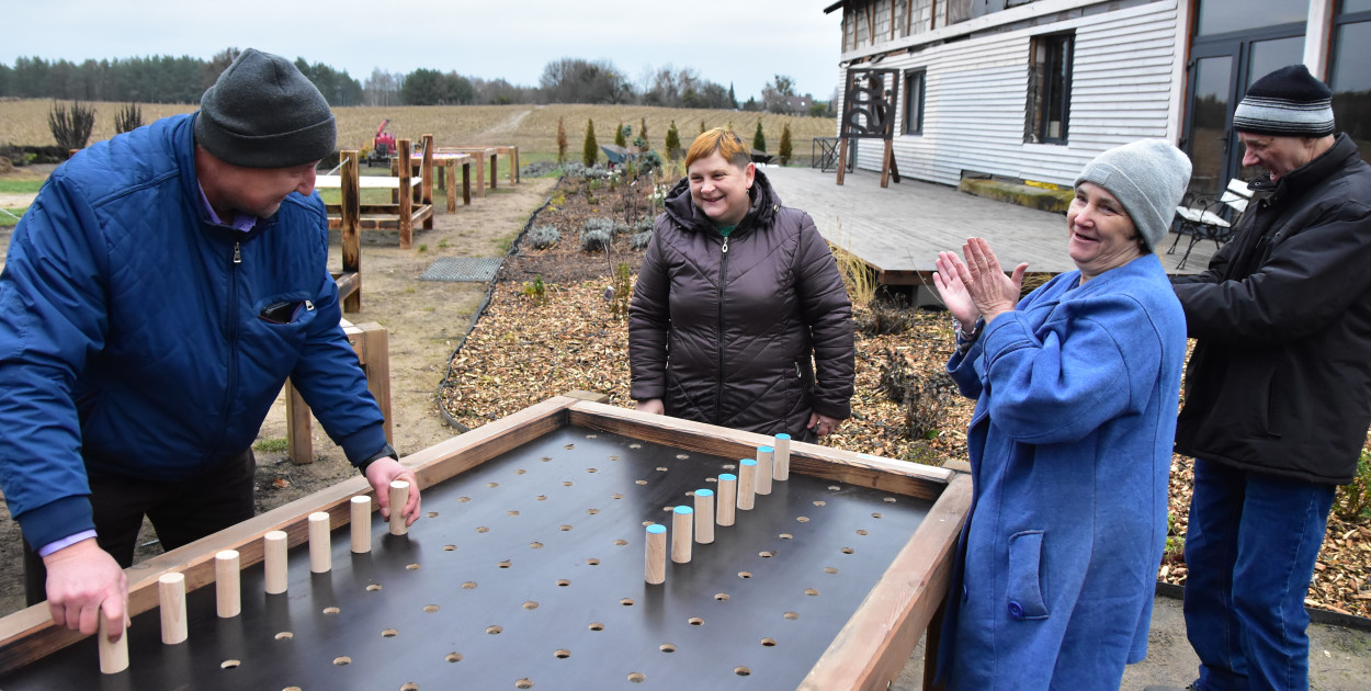 Planszowe gry plenerowe i ścieżki sensoryczne w Fundacji CudaWianki Małgorzaty i Grzegorza Oparków. Fot. Anna Lipska