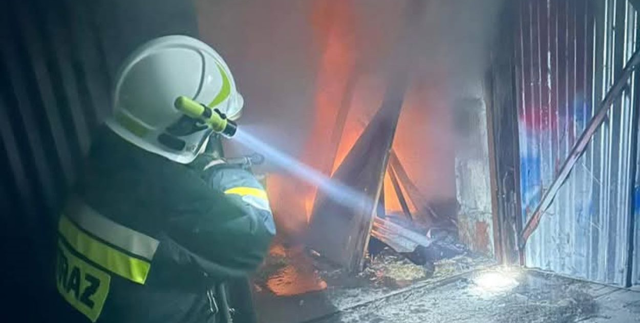 Pożar pomieszczenia gospodarczego w domu jednorodzinnym w Bysławku. Fot. OSP Bysławek