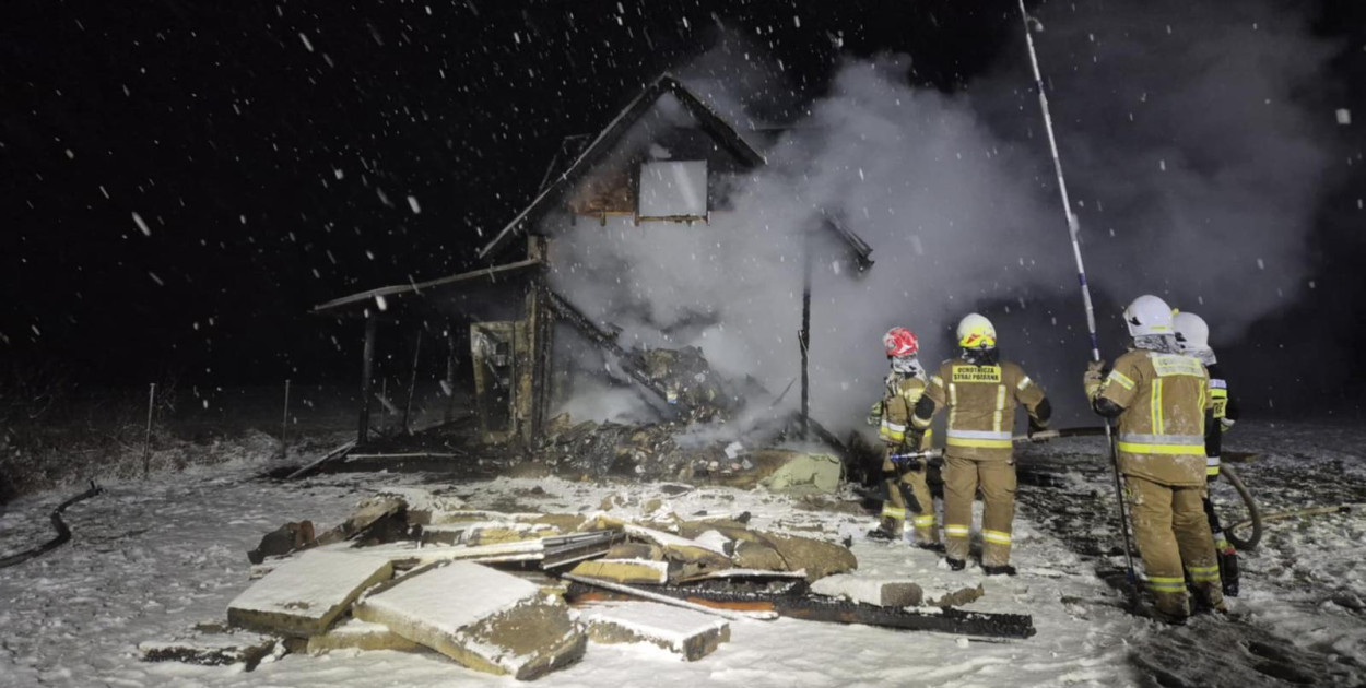 Pożar w nocy z piątku na sobotę w Okoninach Nadjeziornych. fot. nadesłane