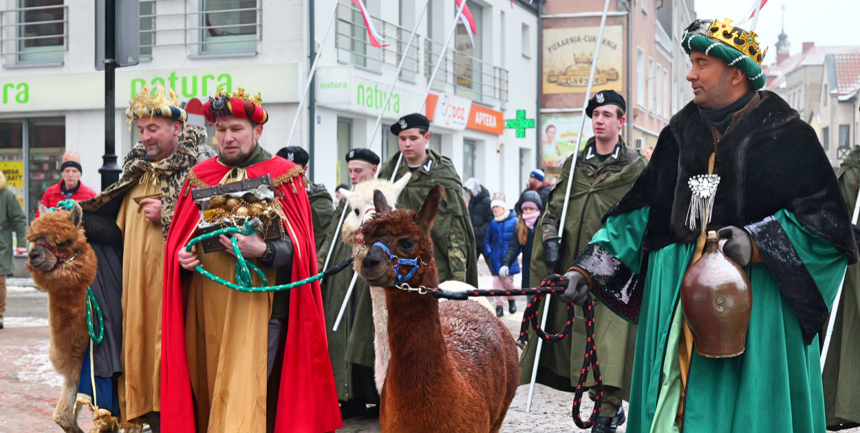 Trzech królowie maszerują z rynku do kościoła Bożego Ciała w Tucholi. Fot. Piotr Paterski