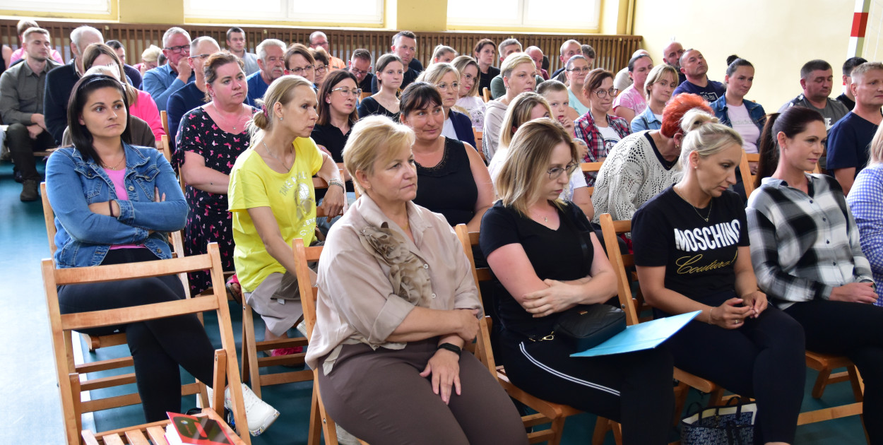 Od samego początku temat związany z likwidacją dwóch wiejskich szkół mocno poruszył lokalne środowiska.  Podobnie, jak część radnych, rodzice nie mogli zgodzić się z forsowanym przez gminę tylko jednym rozwiązniem, tj. zamknięciem szkół w Kiełpinie i Stobnie.