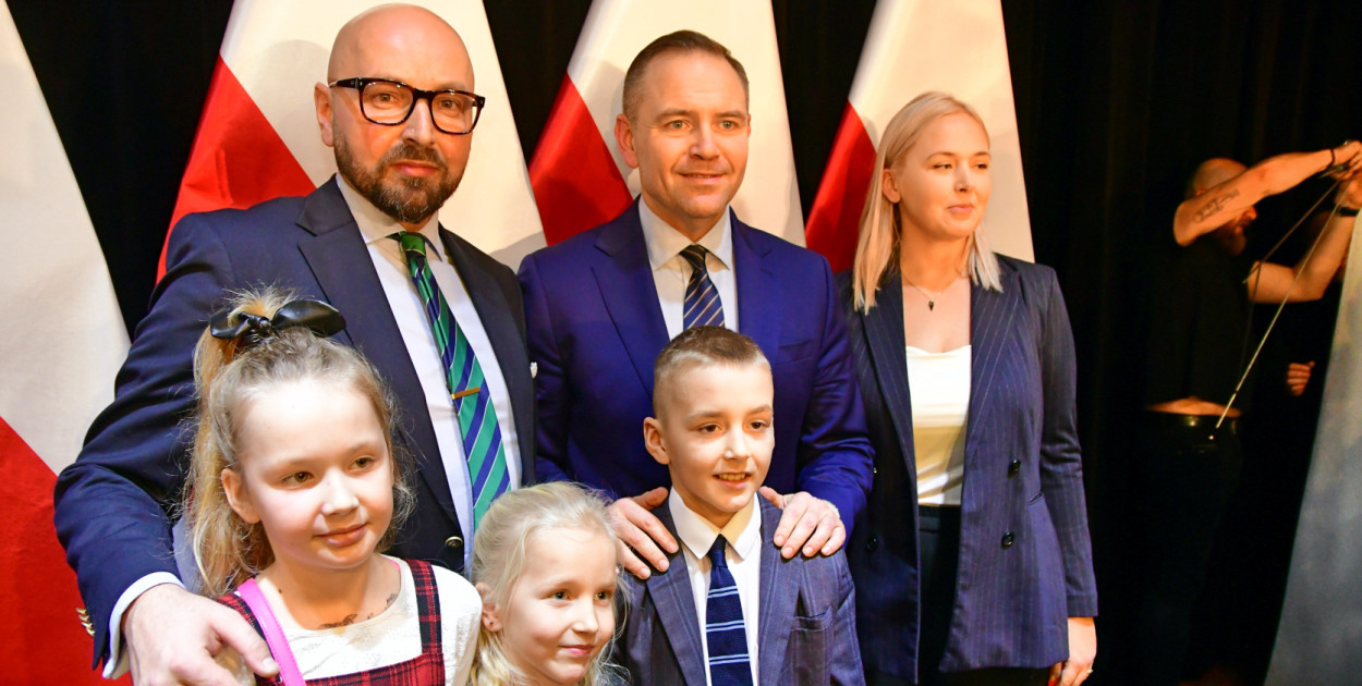 W środku Karol Nawrocki. Do wspólnego zdjęcia stanął z bliskimi m.in. szef lokalnych struktur Prawa i Sprawiedliwości Krzysztof Szulczyk. Fot. Piotr Paterski