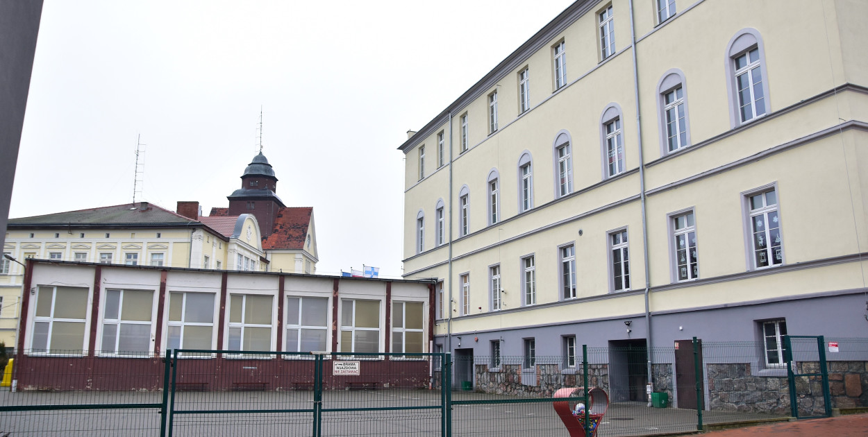 W zadaniach inwestycyjnych z zakresu oświaty i wychowania znalazła się m.in. opracowanie dokumentacji projektowej na budowę sali sportowej przy Szkole Podstawowej Nr 1 w Tucholi. Na zdjęciu fragment budynku szkoły i obecnej sali gimnastycznej.