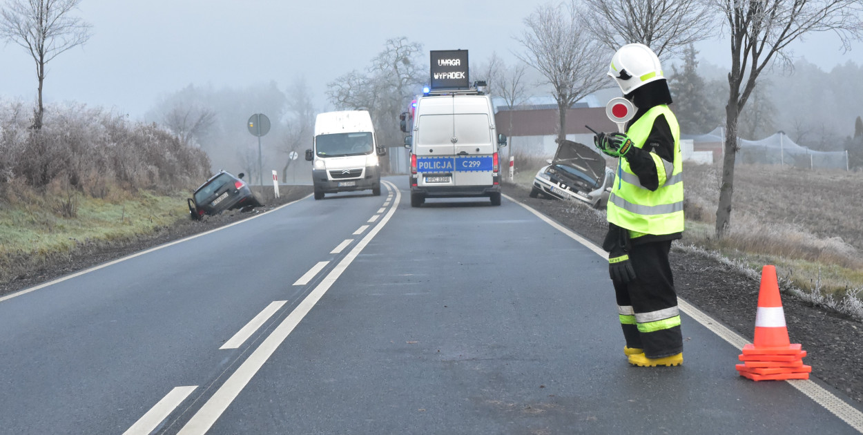 Zderzenie dwóch aut w Mąkowarsku na drodze wojewódzkiej nr 237 w kierunku Bydgoszczy. Fot. Anna Lipska