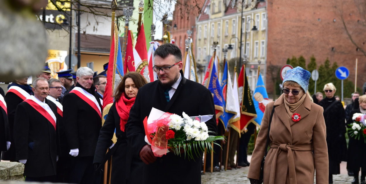 Wiązankę kwiatów pod pomnikiem św. Małgorzaty składa reprezentacja LO. im Bartłomieja Nowodworskiego w Tucholi.