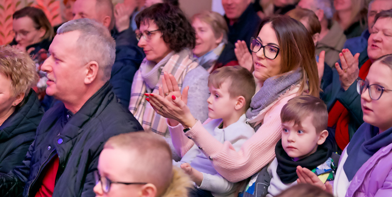 Publiczność w każdym wieku oklaskiwała artystów występujących na scenie pałacu w Kamienicy. Fot. Piotr Paterski