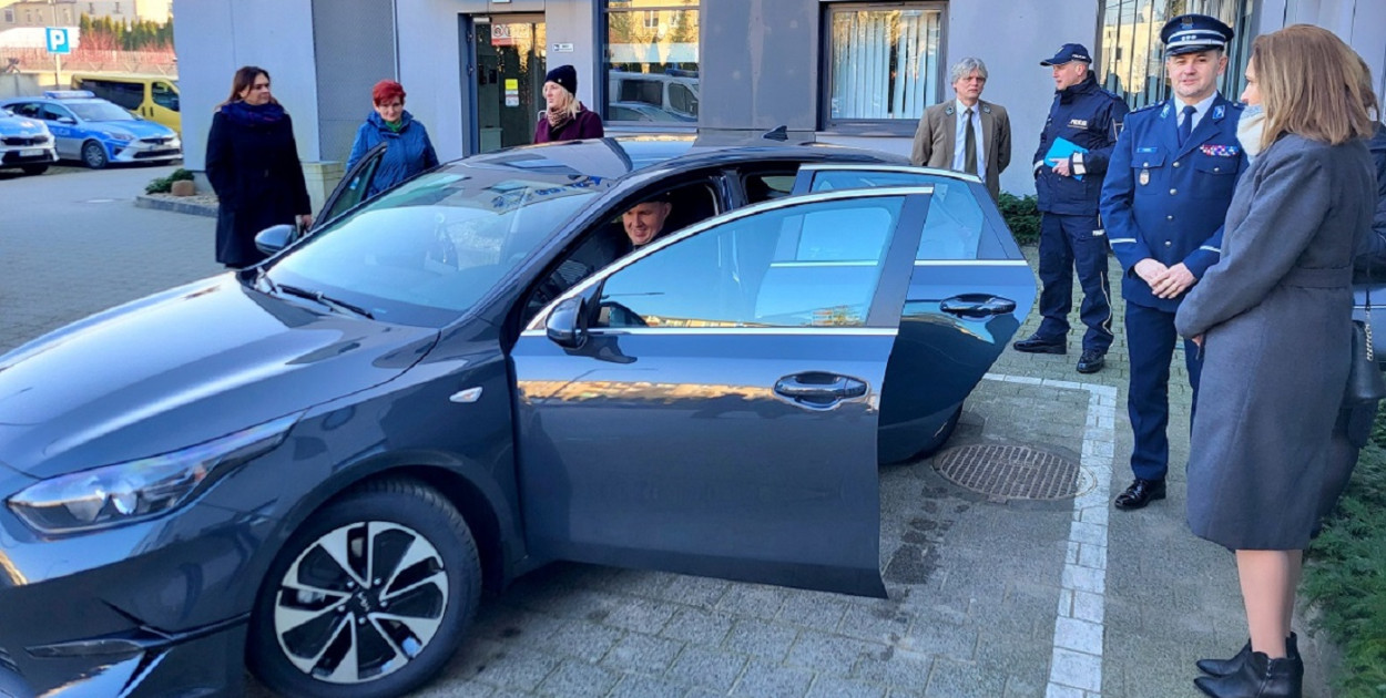 Nowy pojazd tucholskich policjantów wzbudził spore zainteresowanie wśród gości. Fot. KPP w Tucholi