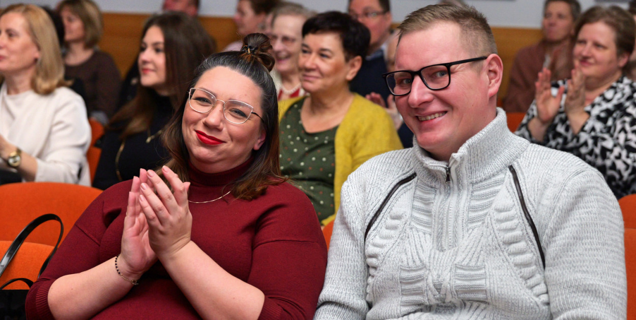 Na koncercie Żuków w Tucholi nie mogło zabraknąć laureatów konkursu walentynkowego, który przeprowadził Tygodnik Tucholski. Fot. Piotr Paterski