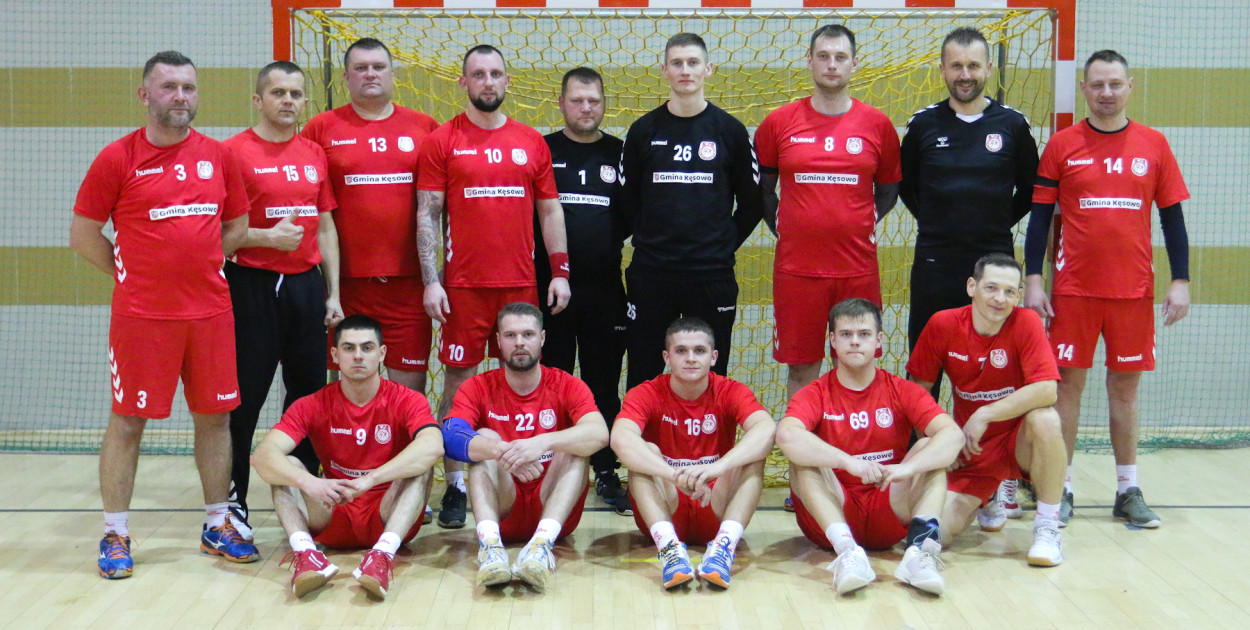 Nie wystarczyly same ambicje. Handball wygrał mecz, a kęsowianie dedykowali go koledze. 