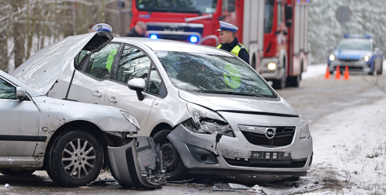 Wypadek miedzy Tucholą a Cekcynem, 18 lutego. Od rana panują trudne, zimowe warunki. Fot. Piotr Paterski