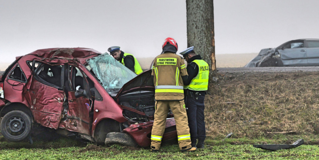 Zmarł kierowca, który prowadził tego mercedes i uczestniczył w karambolu, do którego doszło dziś po południu na drodze Tuchola - Mały Mędromierz