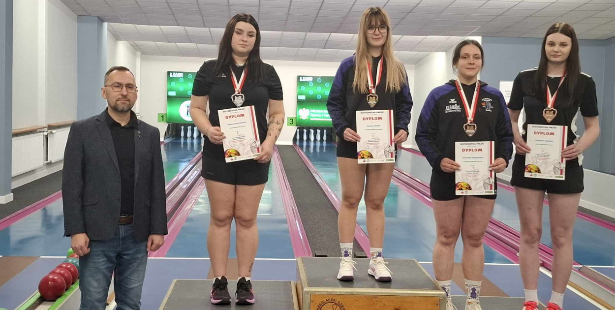 Podium mistrzostw Polski. Magdalena Wysocka na drugim stopniu, z prawej Dominika Buholc. 