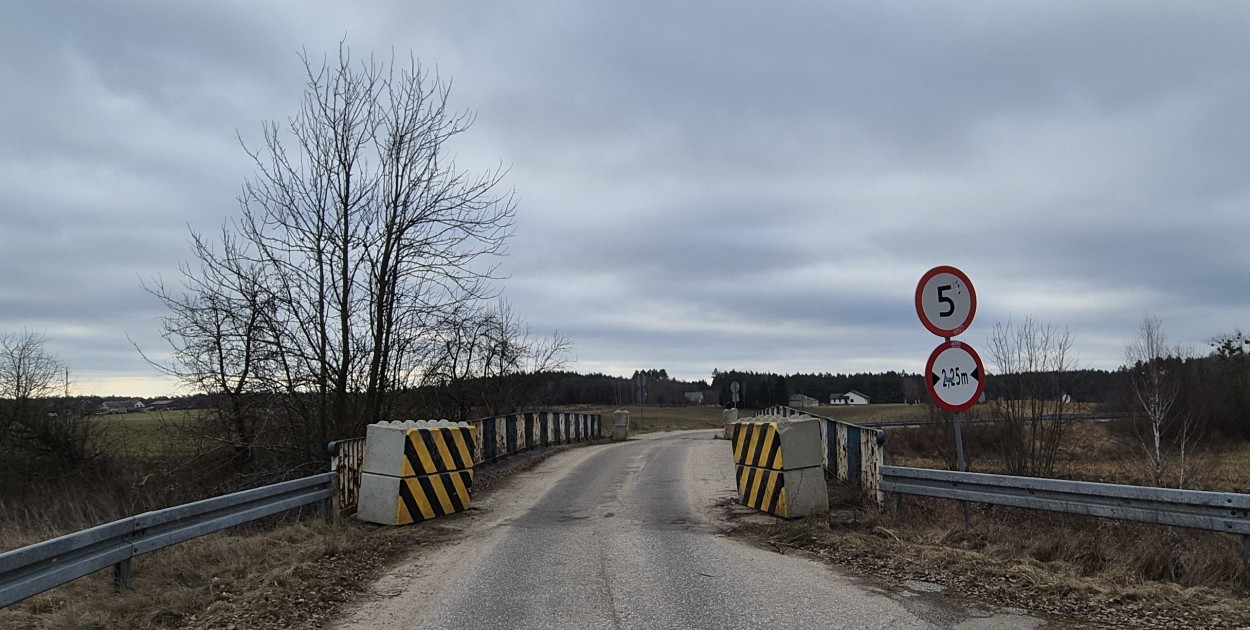 	Przeprawa na wiadukcie w Klonowie to ważny węzeł komunikacyjny w kierunku powiatu bydgoskiego i świeckiego. Ważny jest dla lokalnych gospodarzy.