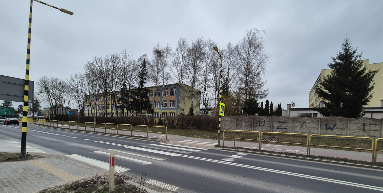 Jadąc z Rudzkiego Mostu w kierunku centrum Tucholi, po prawej stronie widać jedynie ciąg barierek. W obecnym okresie zimowym, widoczność w obrębie przejścia dla pieszych na ulicy Świeckiej jest znacznie gorsza. To właśnie w tym czasie, na widocznym przejściu najczęściej dochodzi do potrąceń. 