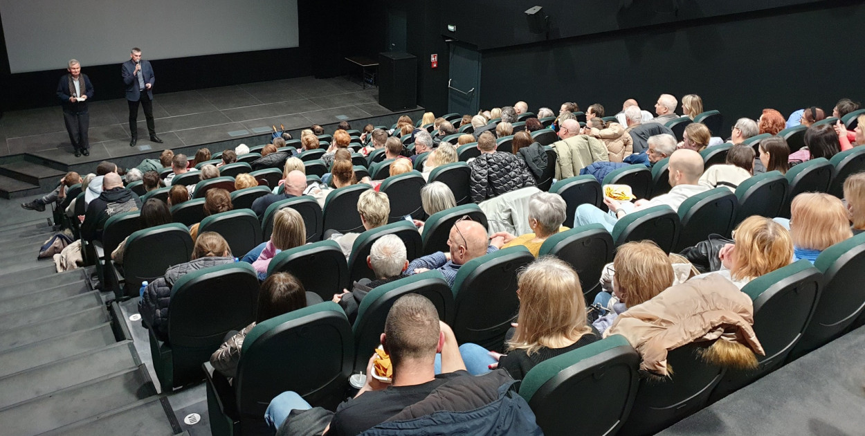 Pełna widownia Kina Sokół w Tucholi podczas ostatniego spotkania Dyskusyjnego Klubu Filmowego. W marcu podczas DKF wyświetlona będzie nagradzana pozycja "Emilia Perez". Fot. Kino Sokół w Tucholi