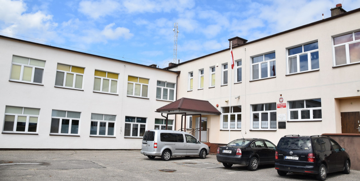 Na zdjęciu gmach budynku SP w Stobnie. 