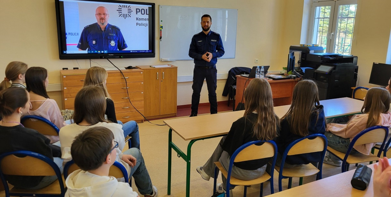 Wizyta policji w Szkole Podstawowej w Raciążu. Fot. KPP Tuchola