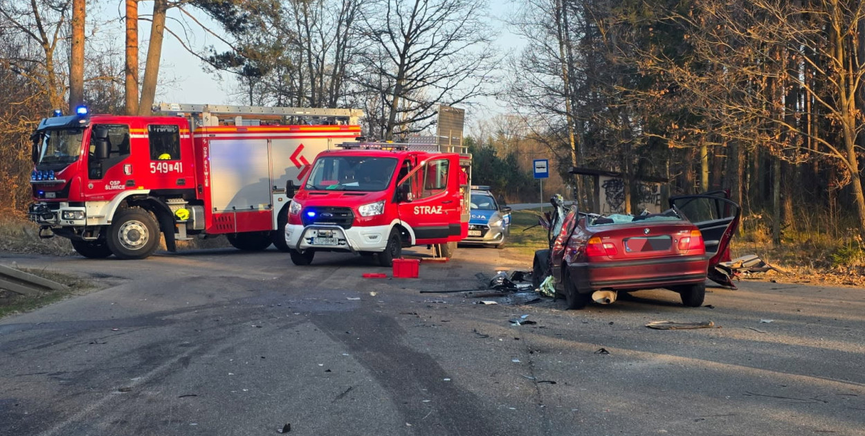 Droga powiatowa ze Śliwic w kierunku Czerska zablokowana po wypadku z udziałem trzech pojazdów. Fot. KPP w Tucholi