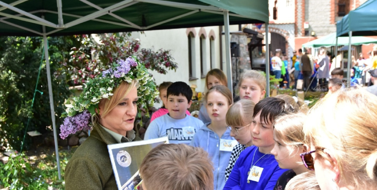 Tucholski Park Krajobrazy znany jest ze swych świetnych imprez edukacyjnych. Na zdjęciu w gronie uczniów Dorota Borzyszkowska z TPK. Fot. Kamill Tajl