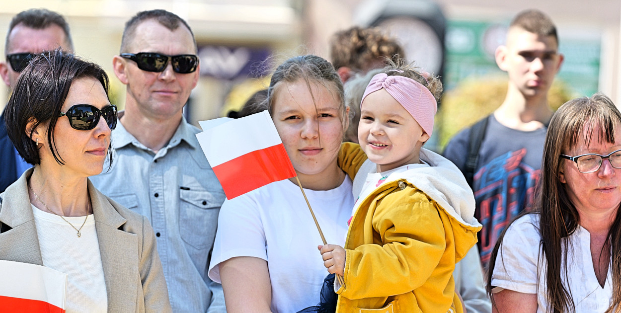 3 maja w Tucholi. Uroczystość na rynku. Fot. Piotr Paterski