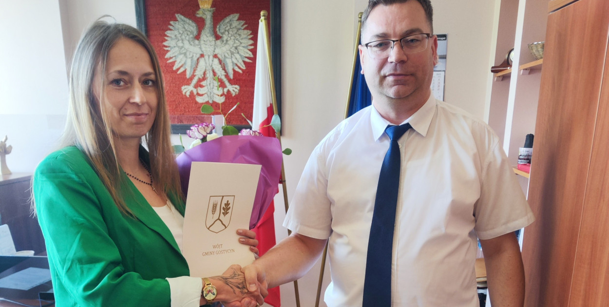 Serdeczne gratulacje nowej p.o. dyrektora SP w Pruszczu złożył włodarz gminy, Ireneusz Kucharski. Fot. UG w Gostycynie
