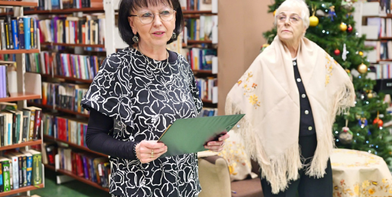 W styczniu w MBP w Tucholi zaprosiła na wernisaż haftu Bronisławy Mechlińskiej (na drugim planie). Wydarzenie poprowadziła dyrektorka Hanna Szramka. Fot. Piotr Paterski