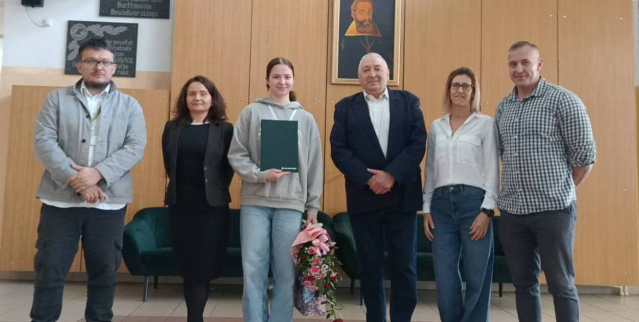 Weronika Dudzik z przedstawiceolami szkoły i klubu.  Fot. profil FB Tucholskiej Grupy Boksu Olimpijskiego 