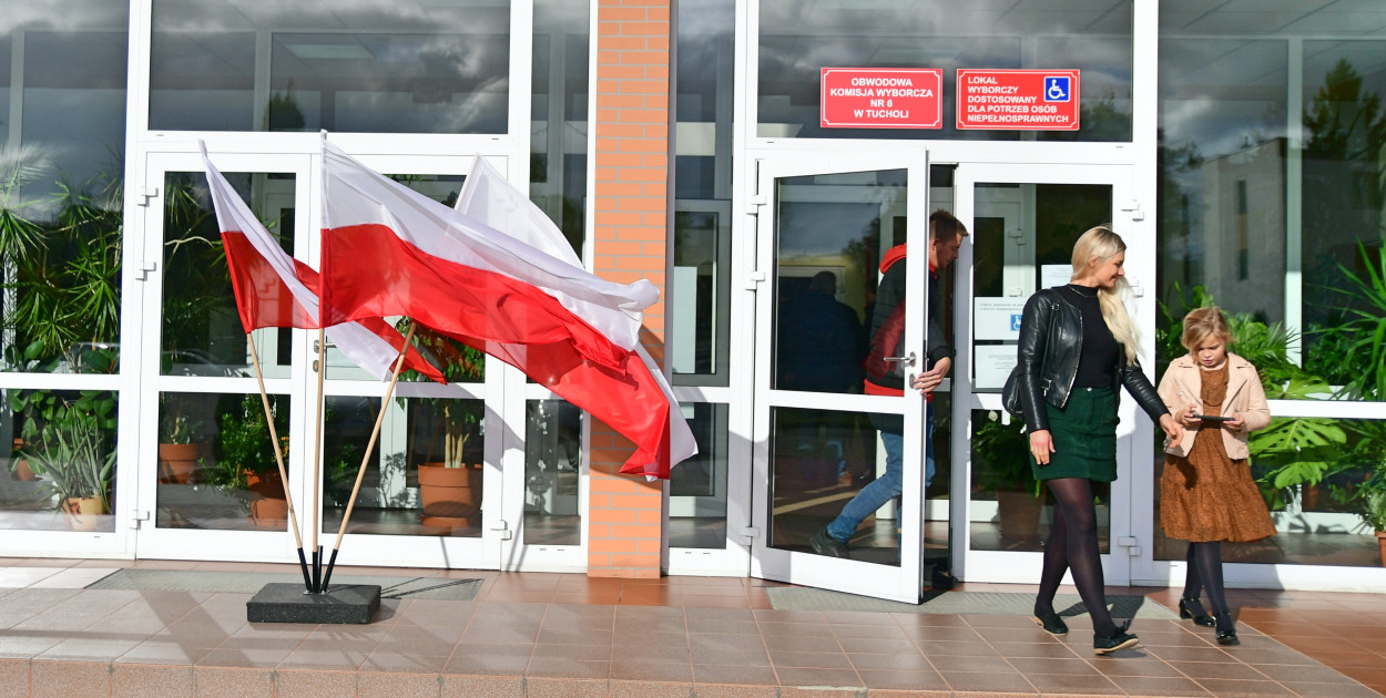 Obwodowa Komisja Wyborcza w Ośrodku Sportu i Rekreacji w Tucholi. Na zdjęciu głosowanie w wyborach parlamentarnych w 2023 r.