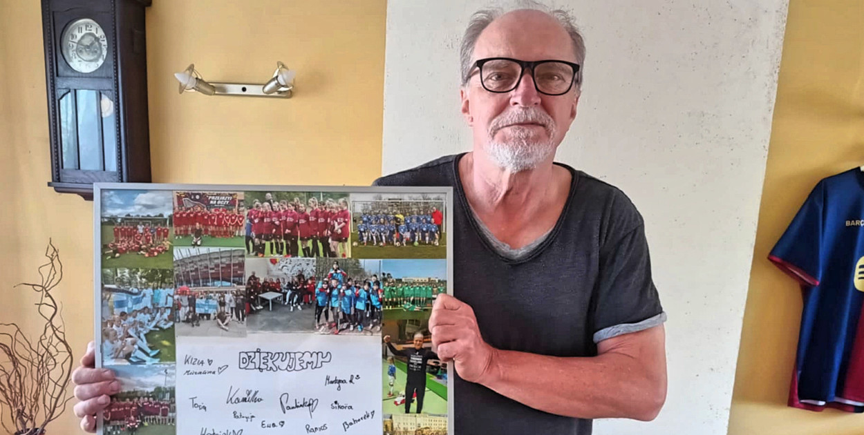 Marek Zienkiewicz otrzymał mnóstwo pamiątek od swoich podopiecznych.