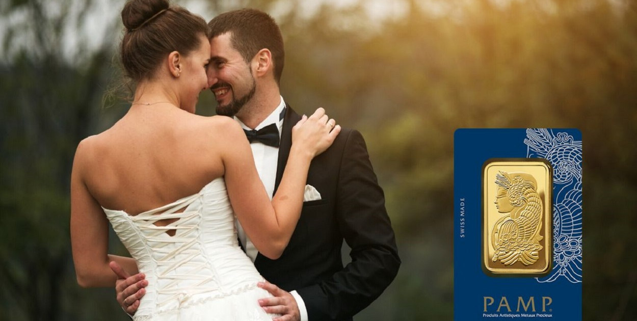 Złoto jest prezentem niebanalnym i eleganckim, który bardzo dobrze pasuje do wyjątkowej uroczystości, jaką jest ślub. Źródło zdjęcia: freepik.com 