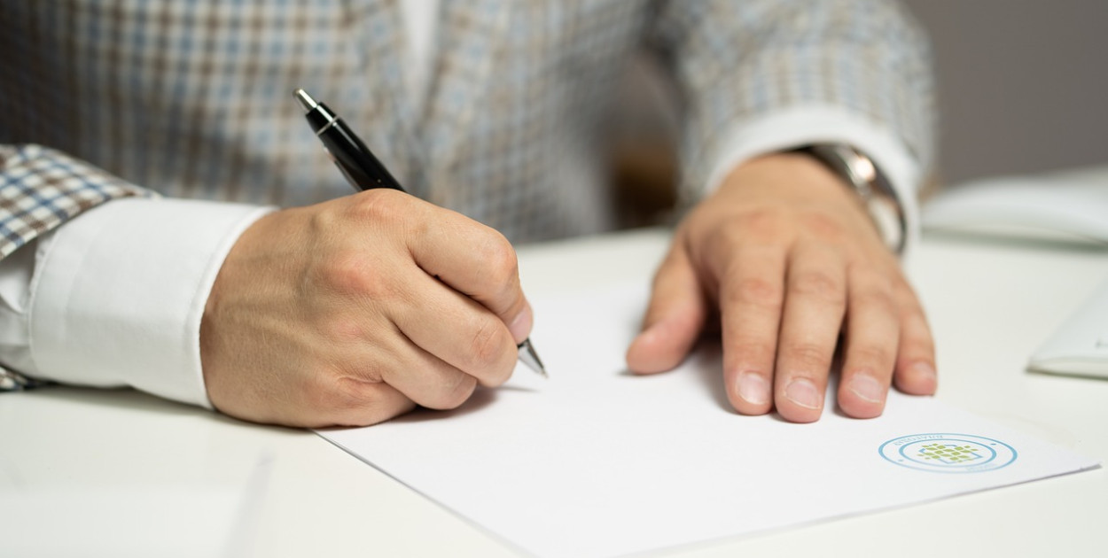 Nie każde działanie niezgodne z przepisami to przestępstwo. Czasem może to być wykroczenie, przewinienie administracyjne albo po prostu nieporozumienie. Źródło zdjęcia: Pixabay.