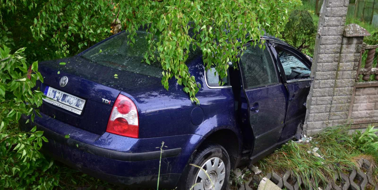 Kierujący volkswagenem był jedynym poszkodowanym w zdarzeniu. Mężczyzna został przewieziony do szpitala. 