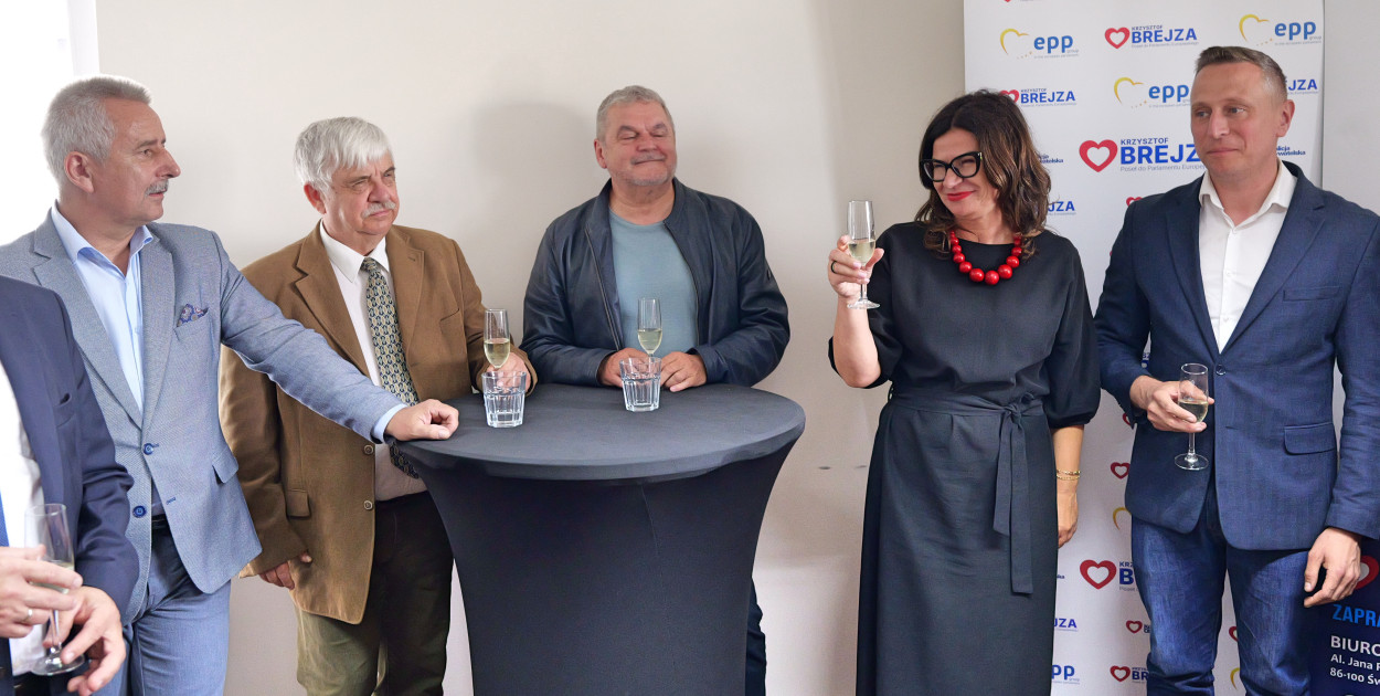 Tuchola 30 maja, otwarcie biura poselskiego Iwony Karolewskiej i Krzysztofa Brejzy. Wśród gości od lewej: burmistrz Tadeusz Kowalski, przewodniczący rady miejskiej Paweł Cieślewicz, wieloletni samorządowiec Zenon Poturalski. Fot. Piotr Paterski