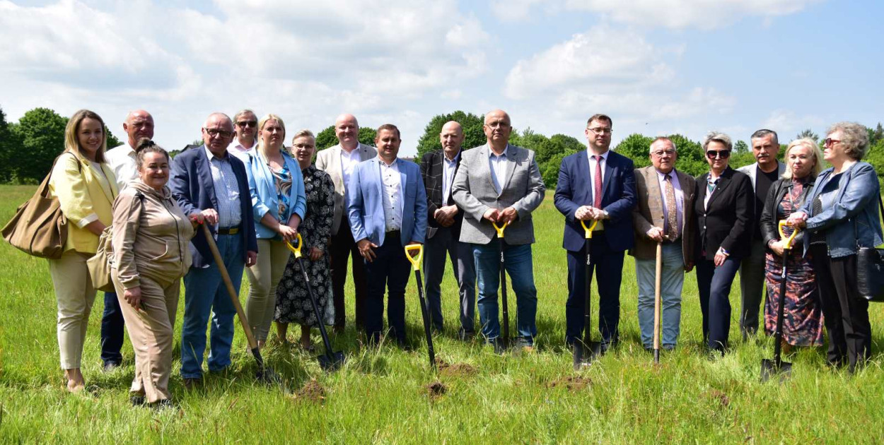 W ciągu półtora roku mocno zmieni się krajobraz przy ul. Maratońskiej. Na części zielonego boiska staną dwa budynki wielorodzinne. Pierwsze łopaty pod ich budowę zostały symbolicznie wbite.