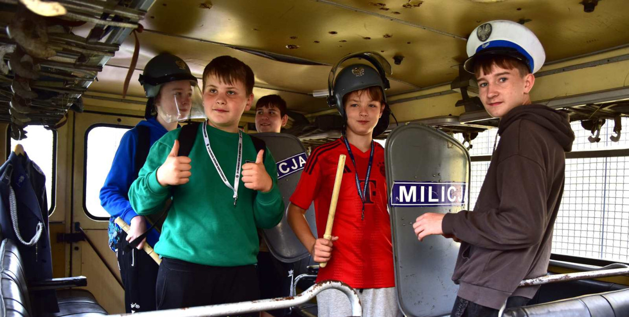 Dzięki Krajeńskiemu Muzeum Rolnictwa i Motoryzacji w Siedlisku na szkolnym dziedzińcu pojawiły się zabytkowe pojazdy, w tym milicyjny star 200.