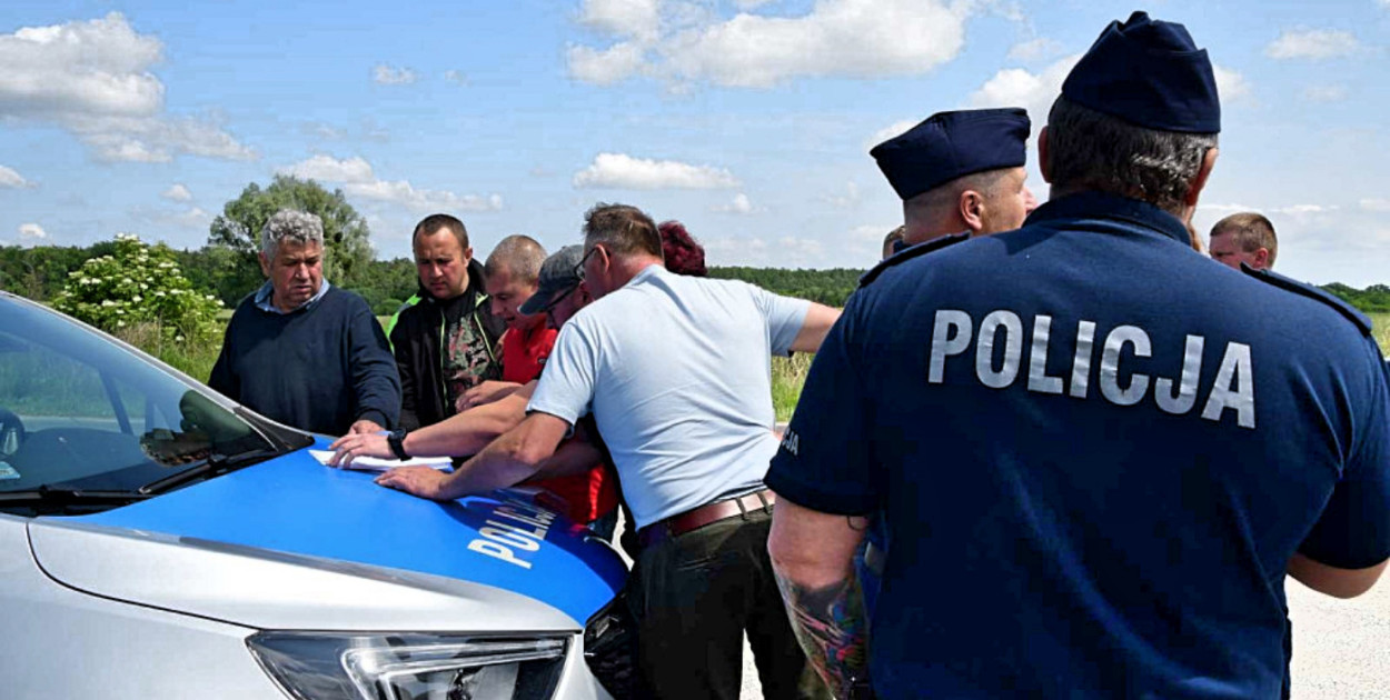 Poszkodowani rolnicy ponownie pod firmą w Sartowicach! Spotkanie w nerwowym oczekiwaniu na właściciela skupu bydła. Fot. Wiktoria Słomińska