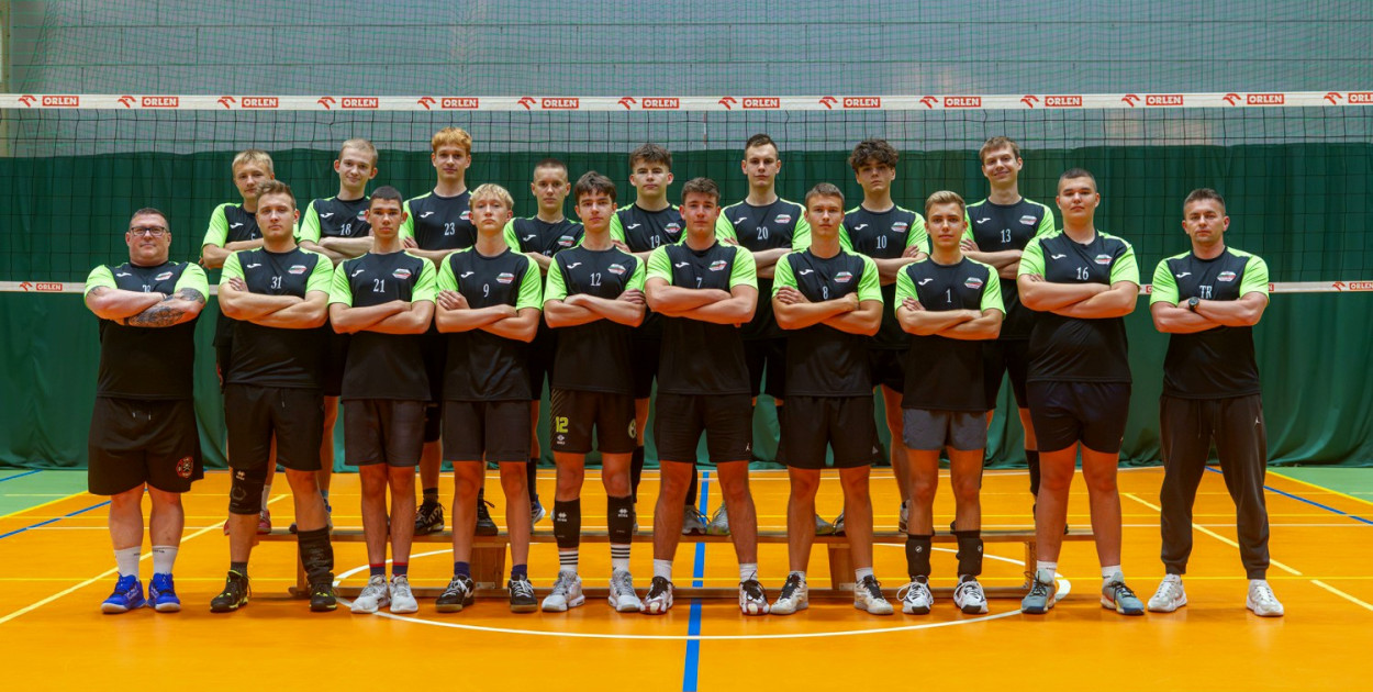 Nowy zespół siatkarski mężczyzn w Tucholi. Z prawej Paweł Kukielski, z lewej Tomasz Mikulski.