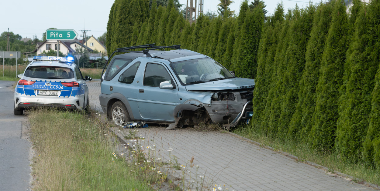 Kolizję spowodował pijany kierowca land rovera. Mężczyzna zbiegł z miejsca zdarzenia. Fot. Arkadiusz Lorbiecki
