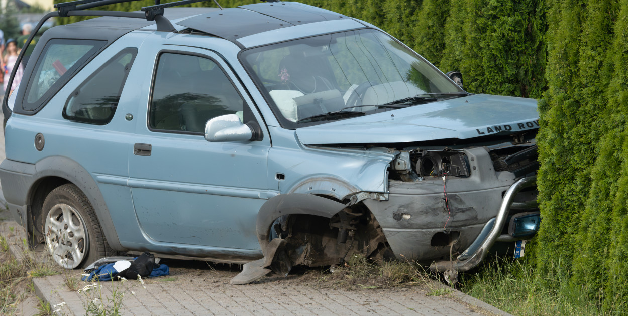 Land rover, kótrym podróżował 48-latek, jazdę zakończył na chodniku. Fot. Arkadiusz Lorbiecki