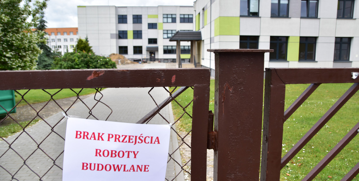 Na wejściu do Nowodworka od strony ul. Karasiewicza zawisła już informacja o braku możliwości przejścia. 