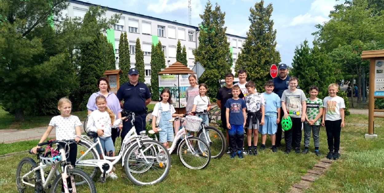 Po przeprowadzonym egzaminie uczniowie stanęli do wspólnego zdjęcia z policjantami. Fot. KPP w Tucholi