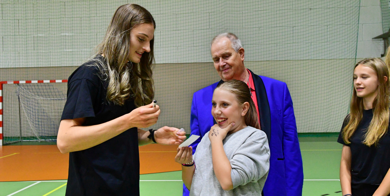 Weronika Gierszewska z przyjemnością rozdawała autografy.