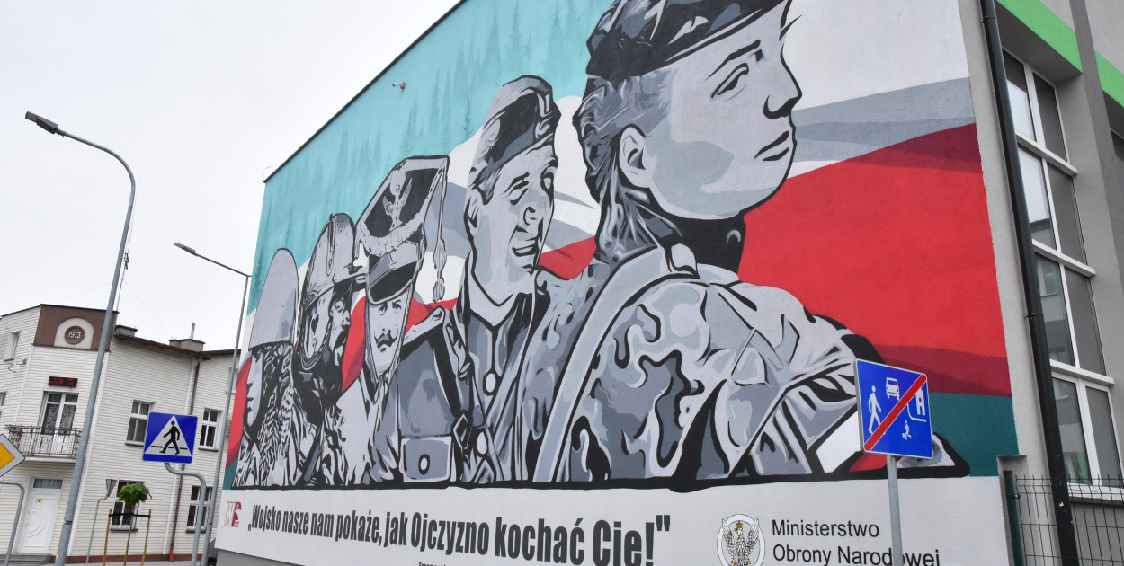 Imponując mural powstał na ścianie Szkoły Podstawowej im. Wojska Polskiego w Lubiewie. Fot. Anna Lipska