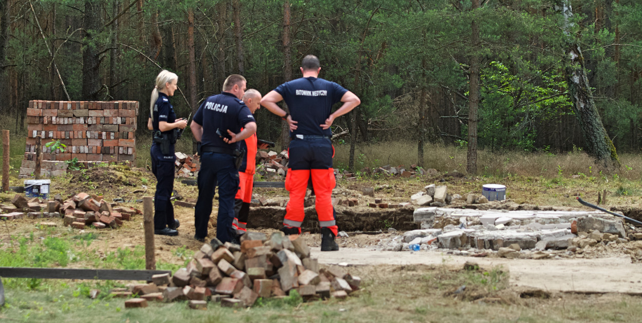 Iwiec, gmina Cekcyn. Na miejscu wypadku w dużej liczbie pojawiły się służby. Ranny mężczyzna został zabrany do szpitala. Fot. Arkadiusz Lorbiecki