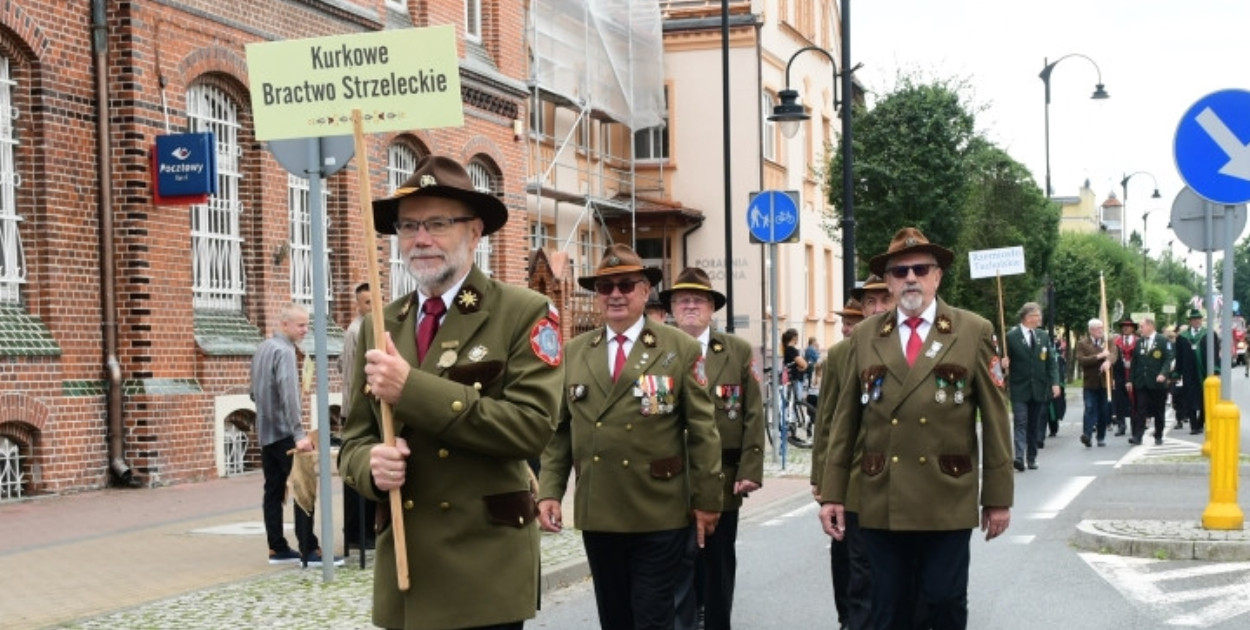 Delegacja Kurkowego Bractwa Strzeleckiego na ulicach Tucholi podczas Historycznego Pochodu Borowiaków. Ta formacja już od trzech dekad towarzyszy najważniejszym wydarzeniom w mieście. Fot. Kamil Tajl