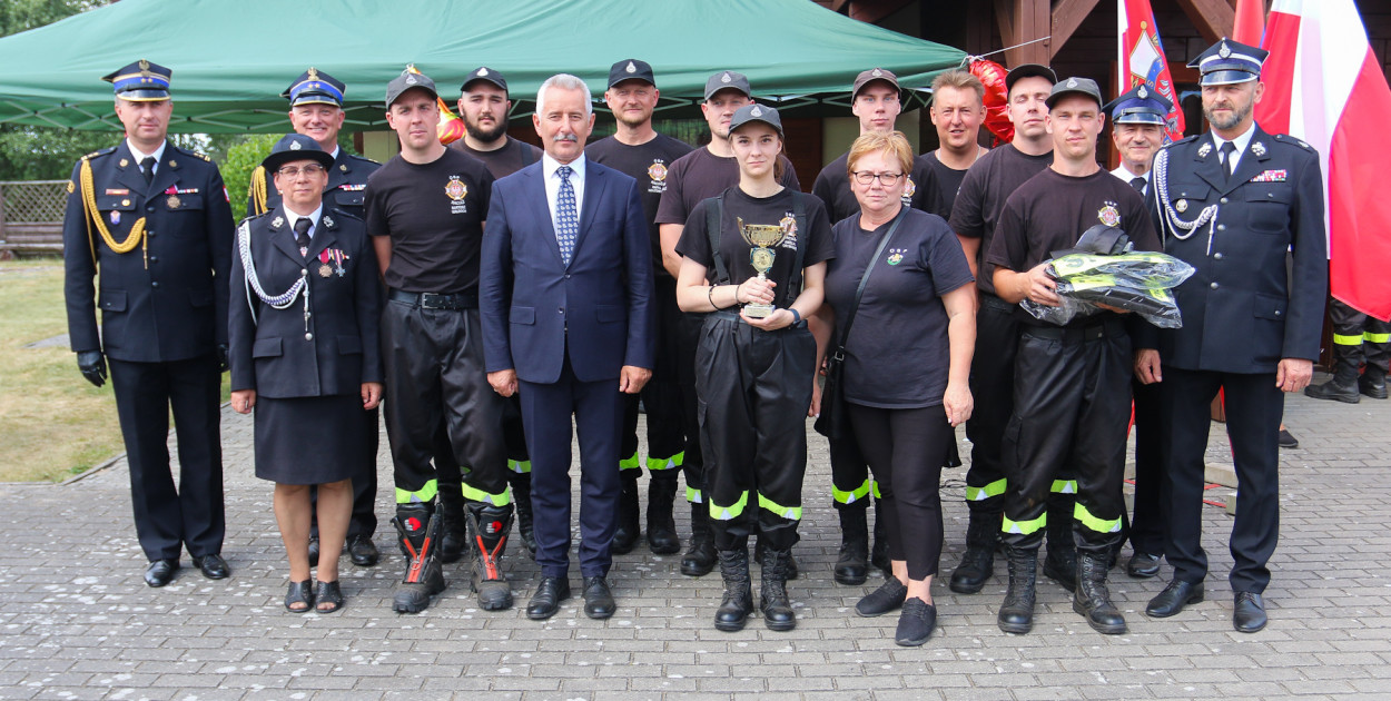 Zwycięzcy w zawodach - drużyna OSP Raciąż. 