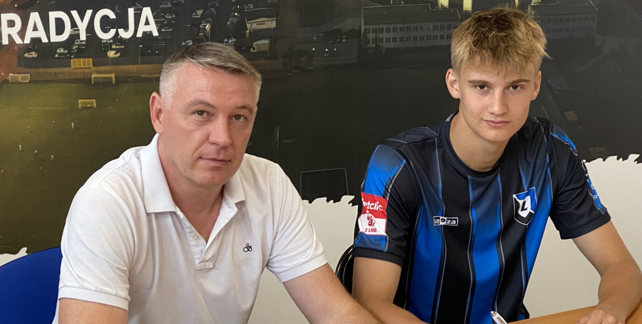 Mateusz Bogun (z prawej) i dyrektor sportowy Zawiszy Bydgoszcz Marcin Łukaszewski. Fot. profil FB Zawiszy Bydgoszcz