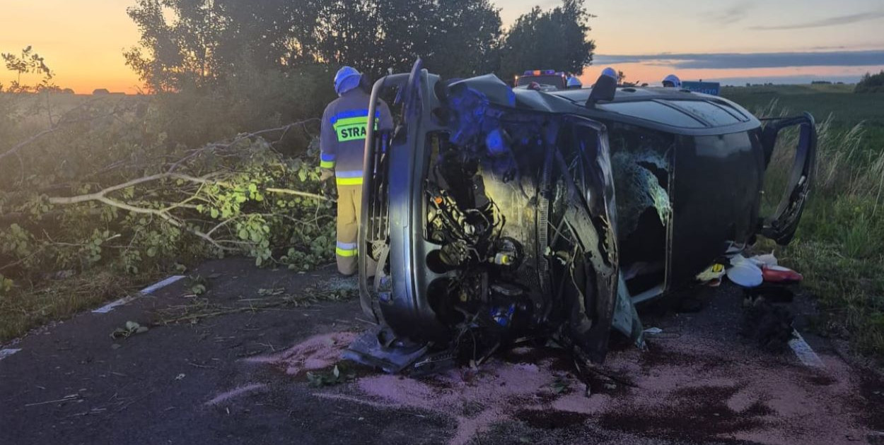 Do poważnie wyglądającego zdarzenia drogowego doszło w środowy (9 lipca) wieczór na trasie w lesie Gostycyn - Wielki Mędromierz. 32-letni mieszkaniec gminy Gostycyn na skutek poniesionych obrażeń trafił do chojnickiego szpitala. Fot. KP PSP Tuchola