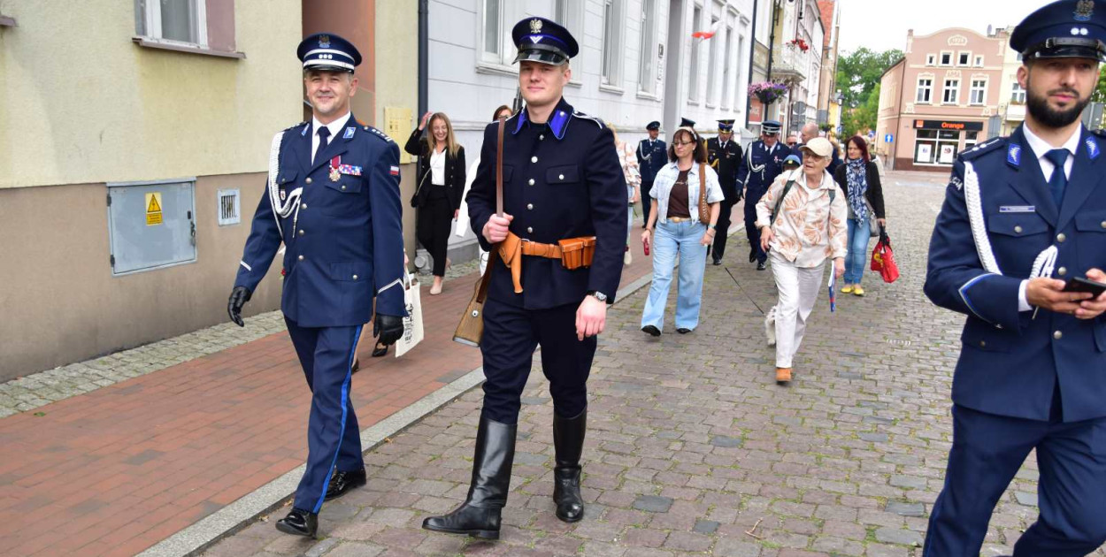 Uczestników spaceru prowadzą komendant Paweł Zawada i funkcjonariusz Jędrzej Jeliński, który ma na sobie policyjny mundur z lat 30. 