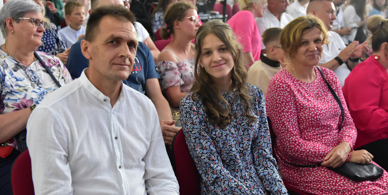 Grand Prix XXIX Ogólnopolskiego Festiwalu Piosenki Religijnej Bory Tucholskie 2025 zdobyła Marta Wojtas (w środku) z Tucholi. Fot. Anna Lipska